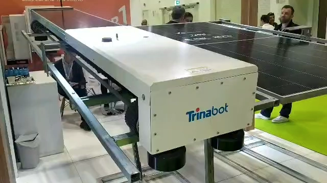 ربات تمیزکننده پنلهای خورشیدی شرکت Trinabot بدون نیاز به آب و برق شهری
